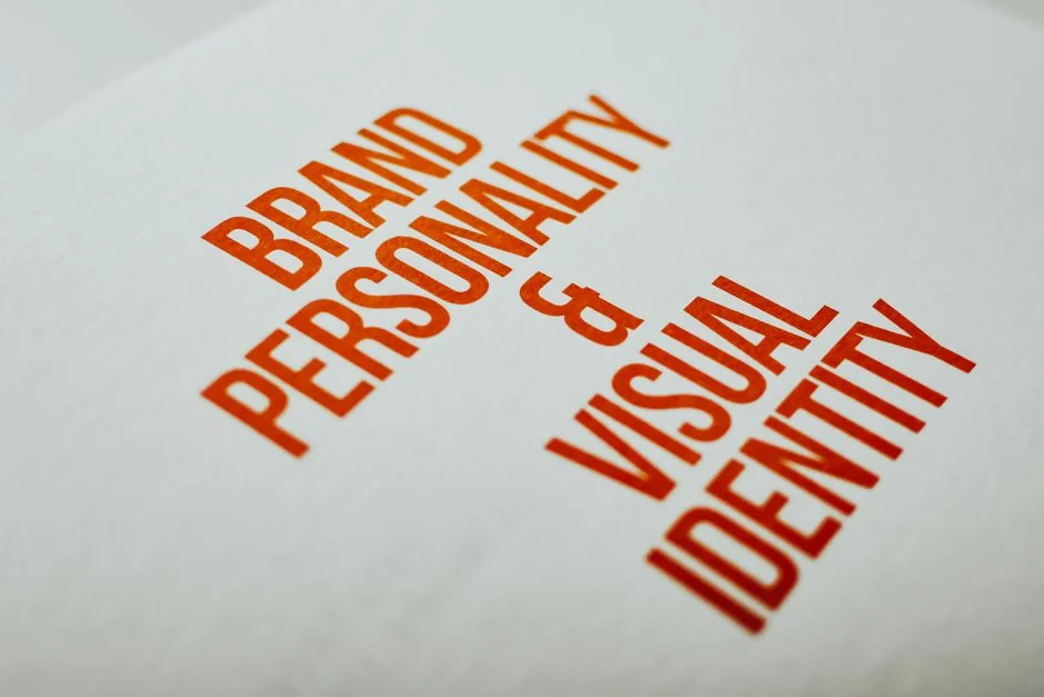 Représentation visuelle de stratégies de branding, d’identité et de marketing.