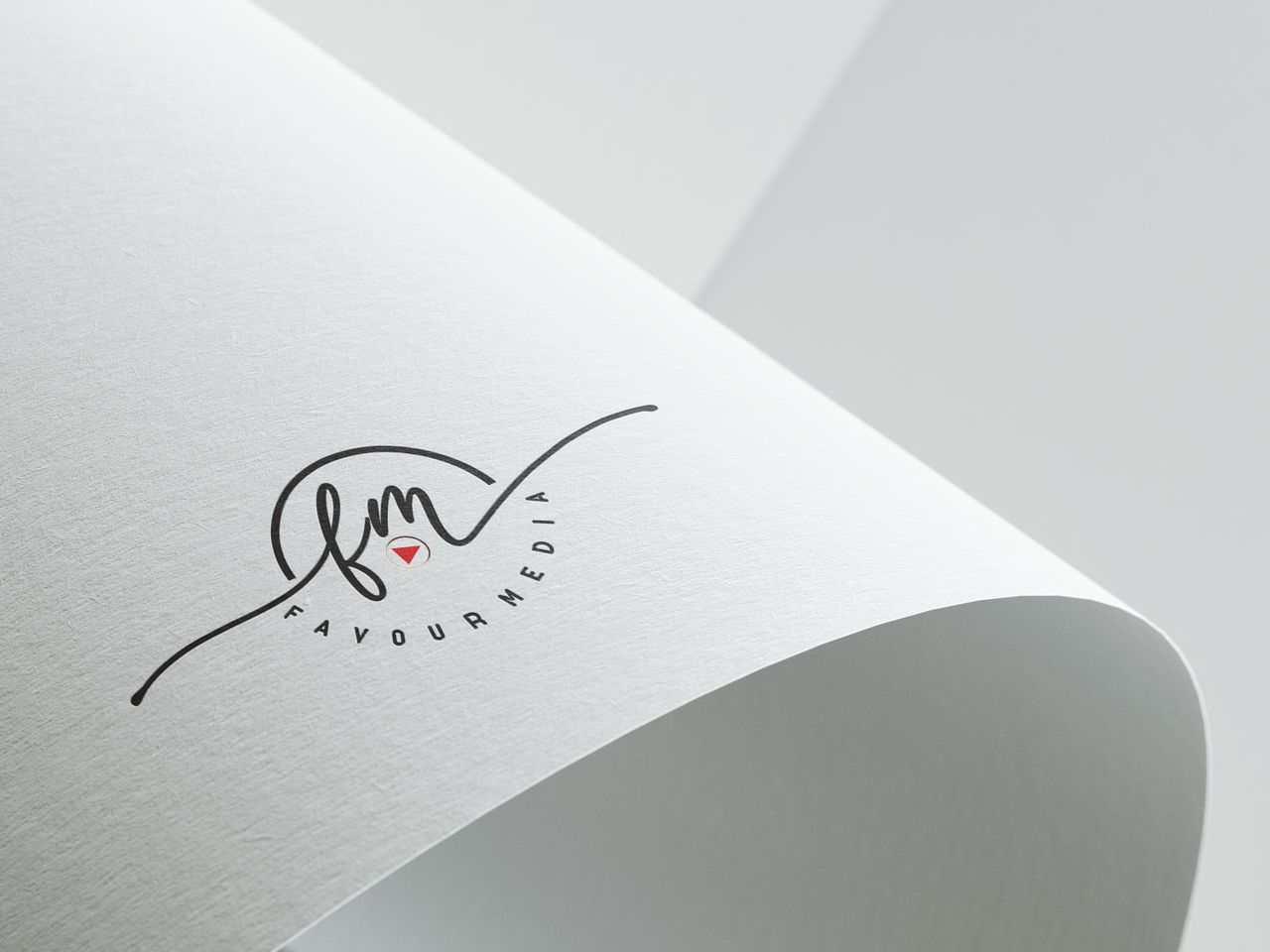 Composition minimaliste mettant en valeur le logo Favour Media sur un papier texturé plié avec espace de copie.