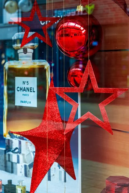 Agrafeuse rose et document de branding sur un bureau, mettant en valeur une configuration de bureau élégante.
