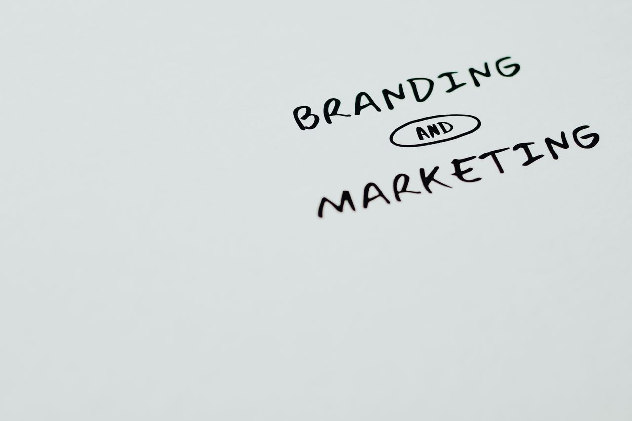 Une image minimaliste présentant les mots Branding et Marketing sur un fond blanc, idéale pour les thèmes de marketing digital.